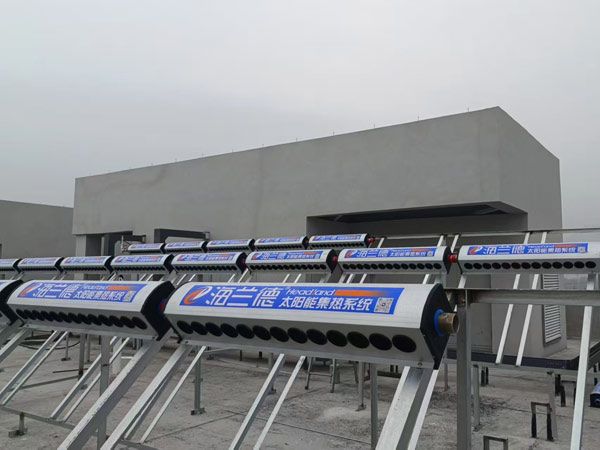 金属超导热管集热器